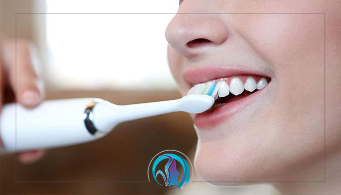 آیا برای تمیز کردن دندان های ایمپلنت شده می توان از مسواک برقی استفاده کرد؟